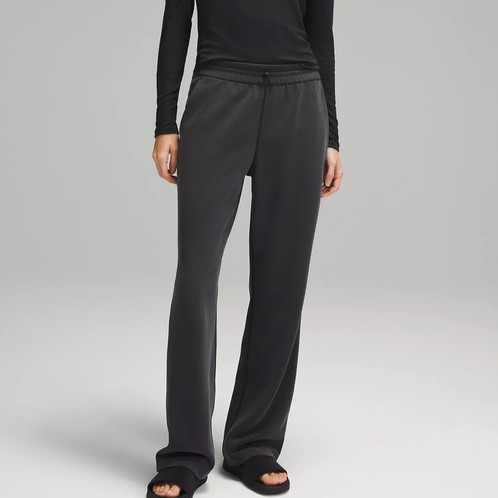 NWOT Lululemon Softstreme High-Rise Pant. Size 4.